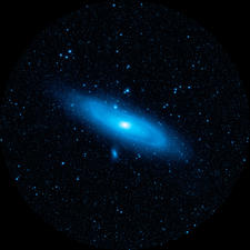 Projektionsscheiben des Südnebel Andromeda in blauen Farben vor einem schwarzen Hintergrund.