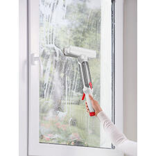Person verwendet 3-in-1 Teleskop-Fensterwischer zur gründlichen Reinigung eines Fensters.