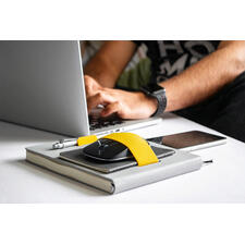 Flex-Book Person arbeitet mit einem Flex-Book, Laptop und Smartphone auf einem Tisch.