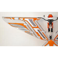 Ersatzflügel-Set für den ferngesteuerten Ornithopter auf hellem Hintergrund.