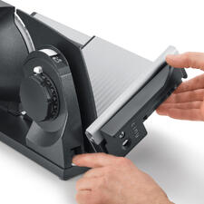 Ultrakompakter Allesschneider Ultrakompakter Allesschneider mit Tasten zum Einstellen der Schnittstärke.