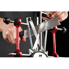 Detailaufnahme eines Messers, das im Profi-Messerschärfer geschärft wird.