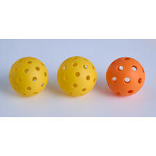 Drei Pickleball-Bälle in gelb und orange auf einem weißen Hintergrund.