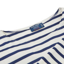 Manches longues, Écru/Marine Nahaufnahme des Kragens eines Herren-Bretagne-Shirts mit gestreiftem Design.