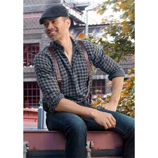 MJM Woll-Seiden-Schiebermütze Mann trägt eine Woll-Seiden-Schiebermütze und ein kariertes Hemd.