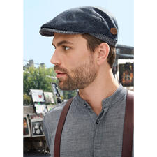 MJM Woll-Seiden-Schiebermütze Mann trägt eine Woll-Seide-Schiebermütze und ein Hemd.