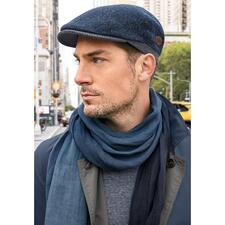 MJM Woll-Seiden-Schiebermütze Mann in einer Woll-Seide-Schiebermütze auf der Straße.