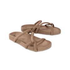 Caramel Zwei Komfort-Pantoletten in Caramelfarbe, auf weißem Hintergrund.