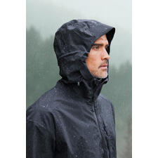 Herren, Jacke Mann trägt schwarze Hardshell-Jacke mit Kapuze im Regen.