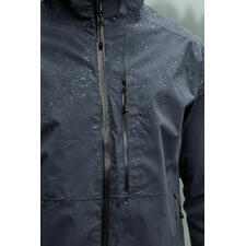 Herren, Jacke Nahaufnahme der grauen Hardshell-Jacke mit Regentropfen auf dem Stoff.