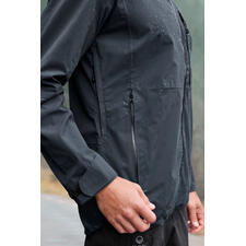 Herren, Jacke Seitenansicht der grauen Hardshell-Jacke mit sichtbar geschlossenen Reißverschlüssen.