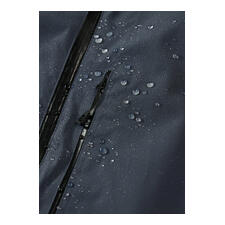 Herren, Jacke Nahaufnahme der schwarzen Hardshell-Jacke mit Wassertropfen.