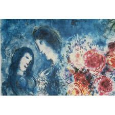 Üppige Blumensträusse, verliebte Pärchen und kraftvolle Farben – Chagalls unverkennbare Traumwelten. Detail eines Gemäldes von Marc Chagall mit zwei Figuren und Blumen.