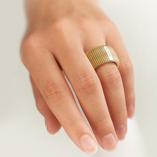 3D-Ring Aussergewöhnlich plastisch, unerwartet leicht: Silberschmuck in goldschimmernder Granulatstruktur.