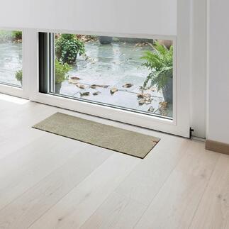 Terrassentür Fußmatte in beige vor einer Glastür.