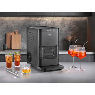 Eiskugelbereiter mit Cocktails und Gläsern auf einem Tisch.