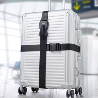 Silberner Koffer mit schwarzem Premium-Koffergurt-Set 3-in-1 auf einem Flughafen.