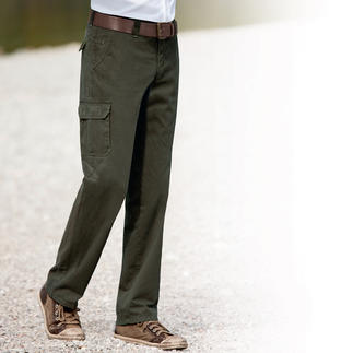 Mann trägt Pima-Cotton Allwetter-Cargo-Hose in Khaki, steht auf einem Kiesweg.