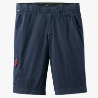 Dunkelblaue Bermudas mit Taschen und rotem Zipfels, ideal für den Sommer.