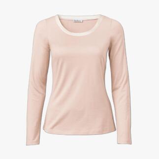 Blassrosa Seiden-Edelshirt mit langen Ärmeln und Rundhalsausschnitt.