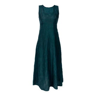 Grünes Seidencrash-Kleid auf einem weißen Hintergrund.