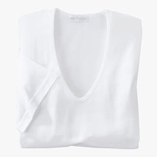 Weißes Sunspel-Shirt liegt gefaltet auf einem Tisch.