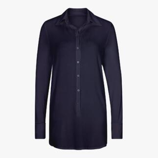 Dunkelblaue Tencel™ Long-Bluse mit Knopfleiste und langen Ärmeln auf weißem Hintergrund.