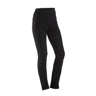 Schwarze Komfort-Jeggings auf weißem Hintergrund