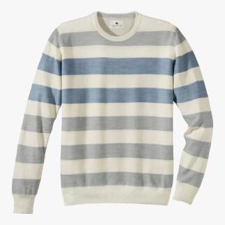 Gestreifter Pullover für Herren in blau, grau und creme auf hellem Hintergrund.