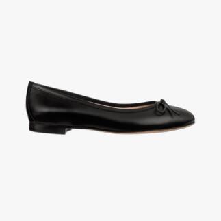 Schwarze Ballerina mit Schleife, seitliche Ansicht.