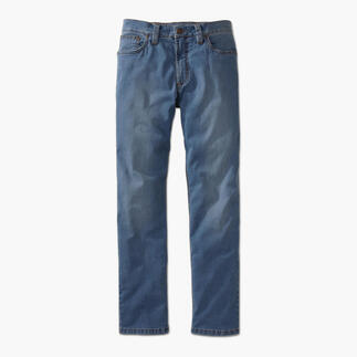 Blaue Sommer-Jeans mit geradem Schnitt auf weißem Hintergrund.