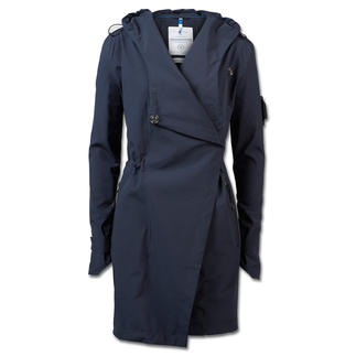 Navy-blauer Softshell-Mantel hängt an einem hanger mit Etikett.