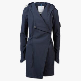 Navy-blauer Softshell-Mantel hängt an einem hanger mit Etikett.