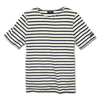 Ecru T-Shirt mit blauen Streifen auf einer weißen Fläche