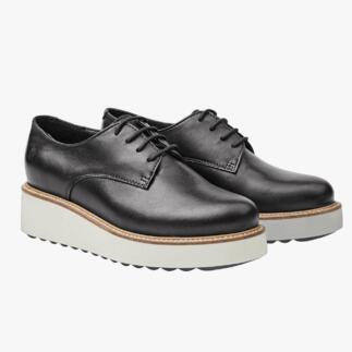 Schwarze Apple of Eden Plateau-Derby-Schuhe auf weißem Hintergrund.