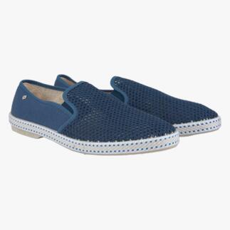 Rivieras Sommer-Slipper in Dunkelblau, Paar auf weißem Hintergrund.