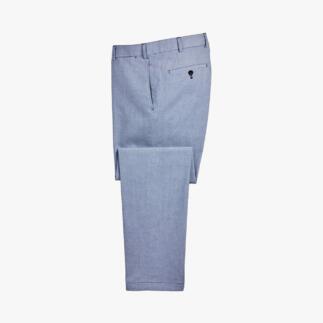 Hellblaue Hiltl Oxford-Hose auf einem Tisch liegend