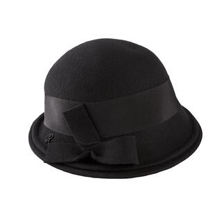 Schwarze Fleece-Cloche mit Satinband und Schleife.