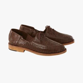 Braune Huarache-Flechtschuhe paar, nebeneinander auf weißem Hintergrund.