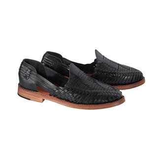 Schwarzer Flechtschuh Huarache für Damen von Cano auf weißem Hintergrund.