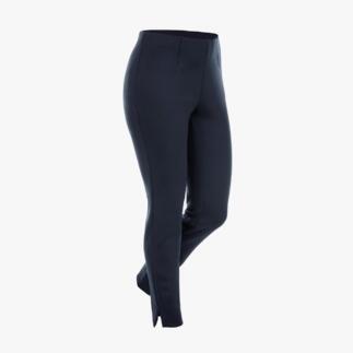 Damenhose in Schwarz, schmal geschnitten mit Seitenschlitzen.