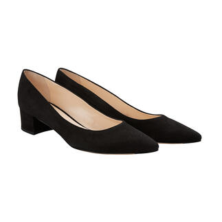 Schwarze Ballerina-Pumps von vorne auf weißem Hintergrund.