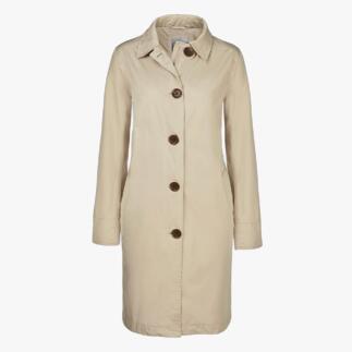 Vorderansicht eines beigen Travelcoats mit großen Knöpfen auf einem neutralen Hintergrund.