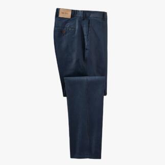 Herrenjeans in Dunkelblau, liegend auf einer Oberfläche.