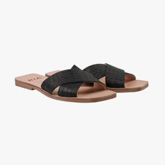 Schwarze Sandalen im Paar, auf einem weißen Hintergrund.