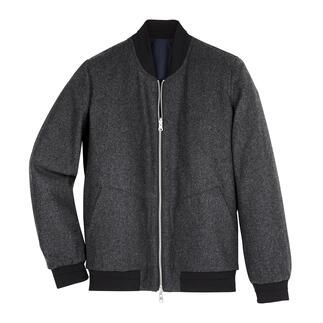 Wende-Blouson in grau, liegend auf einem Tisch.