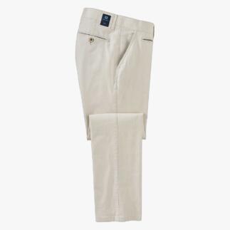 Beige Business-Leinenhose ordentlich gefaltet mit Taschen.