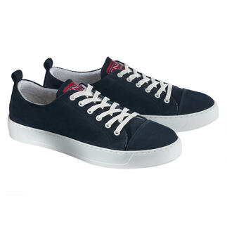 Waschbarer Nubukleder-Sneaker in Dunkelblau mit heller Sohle aus zwei Perspektiven.