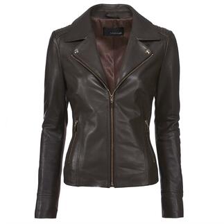 Braune Biker-Lederjacke mit geschlossenem Reißverschluss und steigendem Kragen.