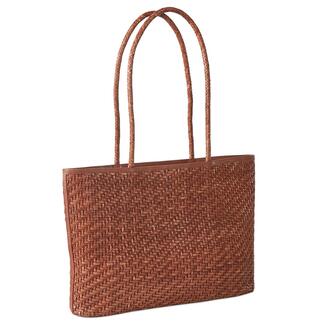 Brauner geflochtener Shopper von der Seite.